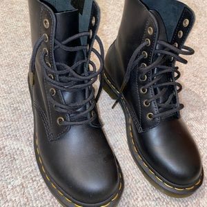 Black dr. Martens